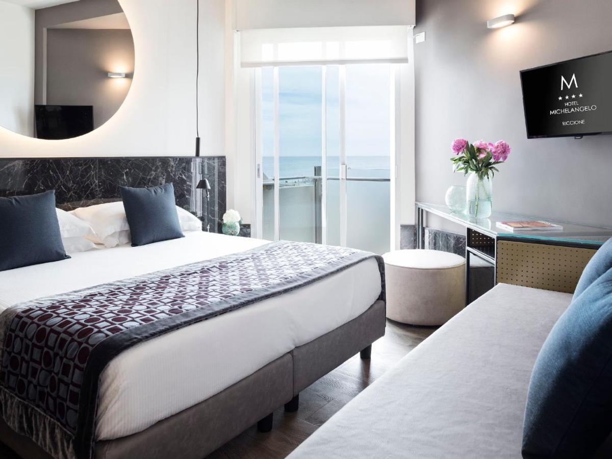 Quarto Triplo Superior com Vista Parcial do Mar
