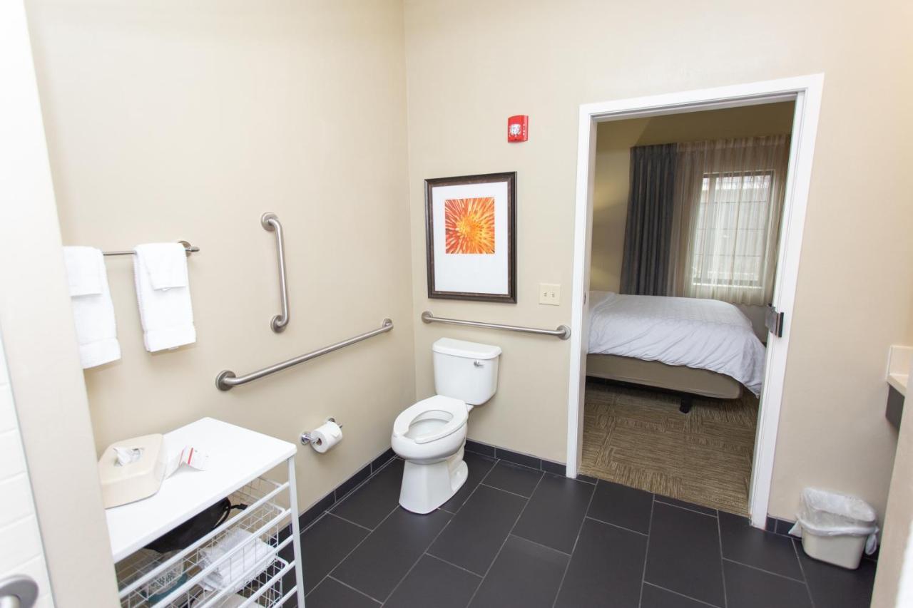 One-Bedroom King Room with Roll-In Shower - Hearing Accessible/Non-Smoking,1037898862:JPEG