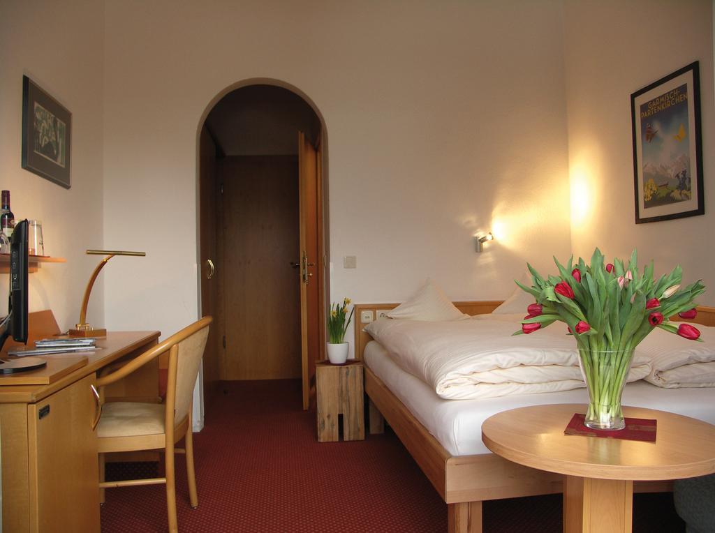 Small Double Room,643565598:JPEG