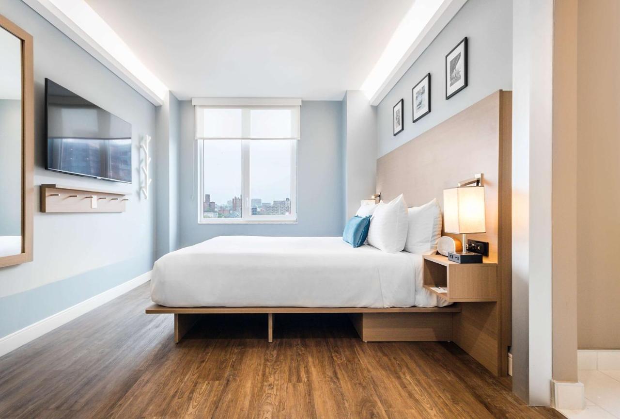 Chambre Lit Queen-Size Deluxe avec Douche Accessible en Fauteuil Roulant - Accessible aux Personnes à Mobilité Réduite et Malentendantes/Non-Fumeurs