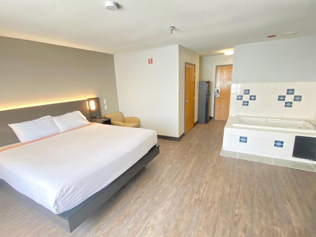 Deluxe King Room - Non-Smoking