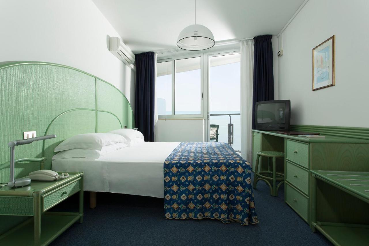 Double or Twin Room with Side Sea View - High Floor