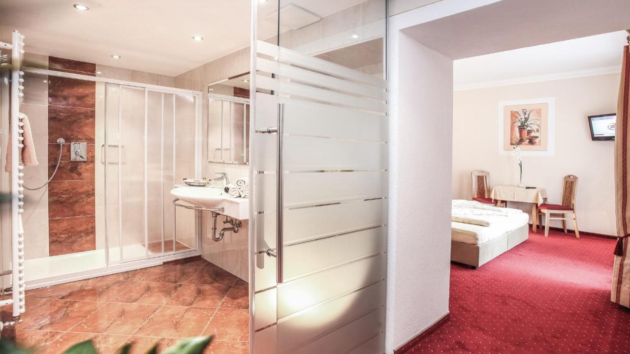 Zimmer mit Kingsize-Bett und Balkon