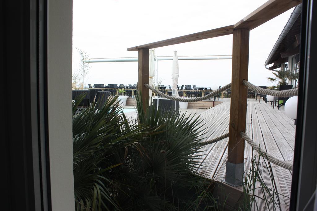 Chambre Double - Vue sur Piscine - Niveau Inférieur