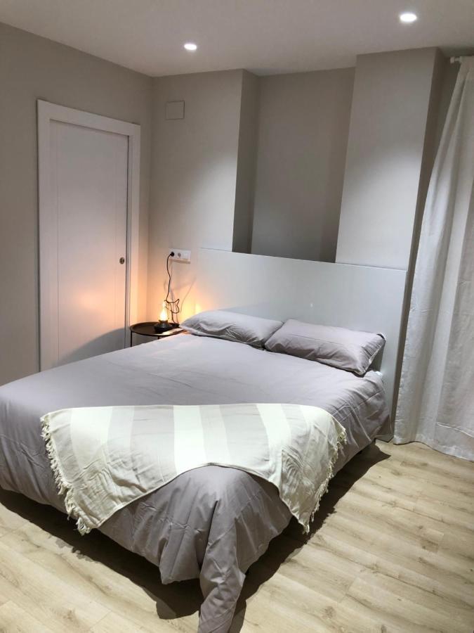 Habitación con cama grande