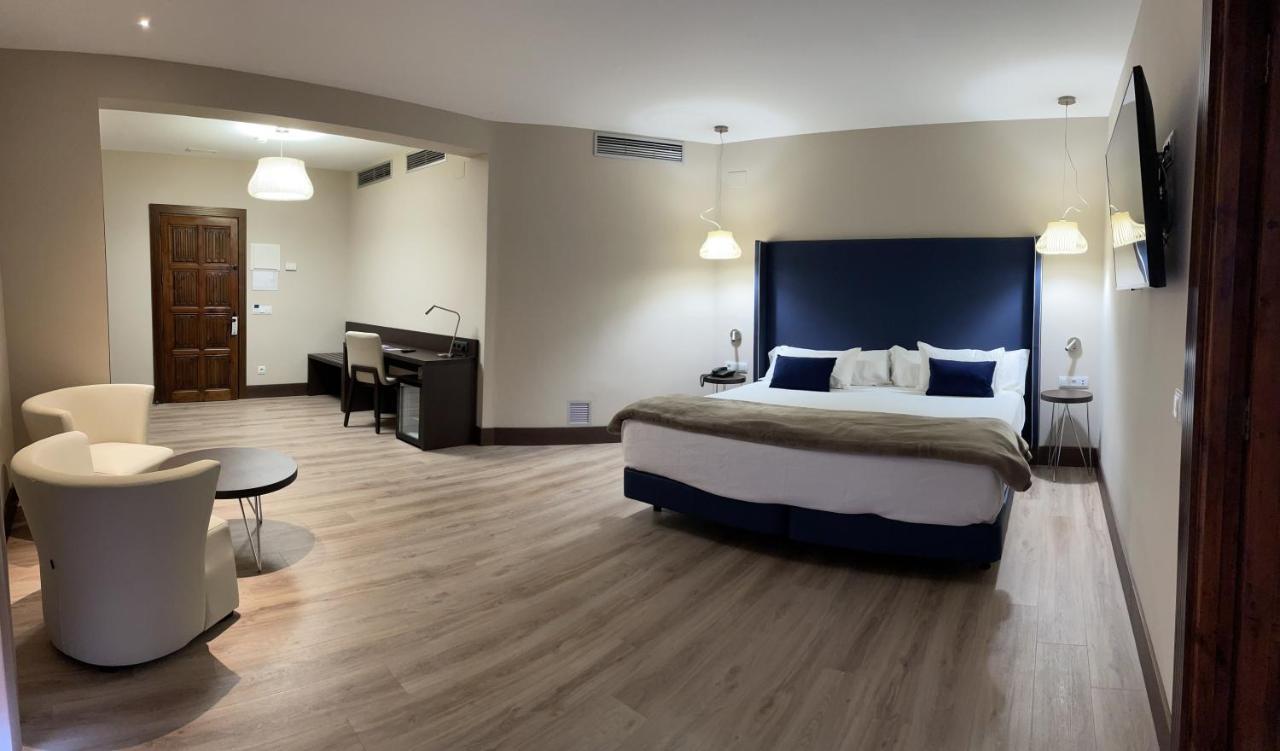 Habitación con cama extragrande y bañera de hidromasaje,1200411385:JPEG