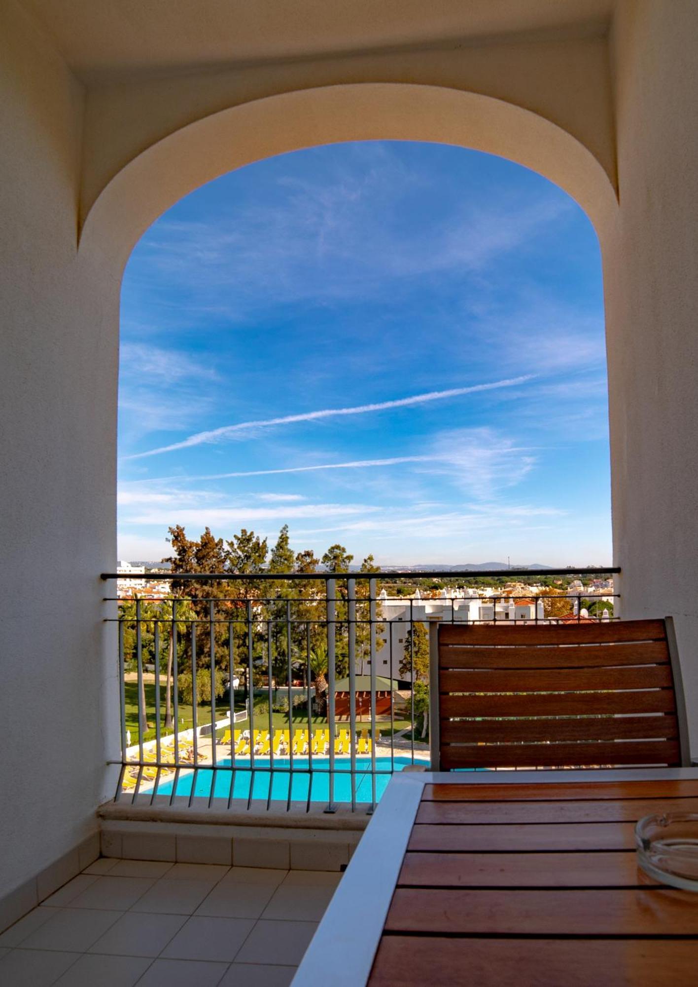 Estúdio com Vista da Piscina