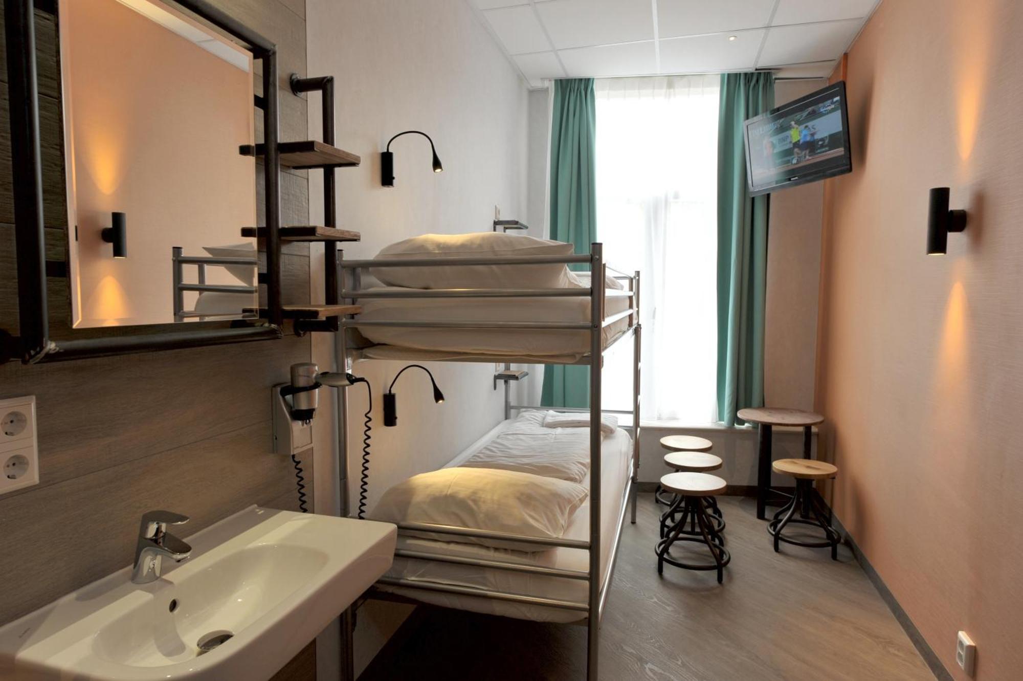 Camera Doppia con Letti Singoli con Bagno in Comune