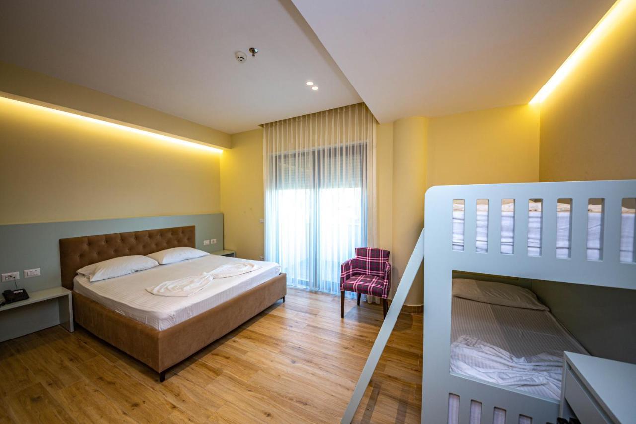 Chambre Familiale avec Balcon - Vue Latérale sur Mer