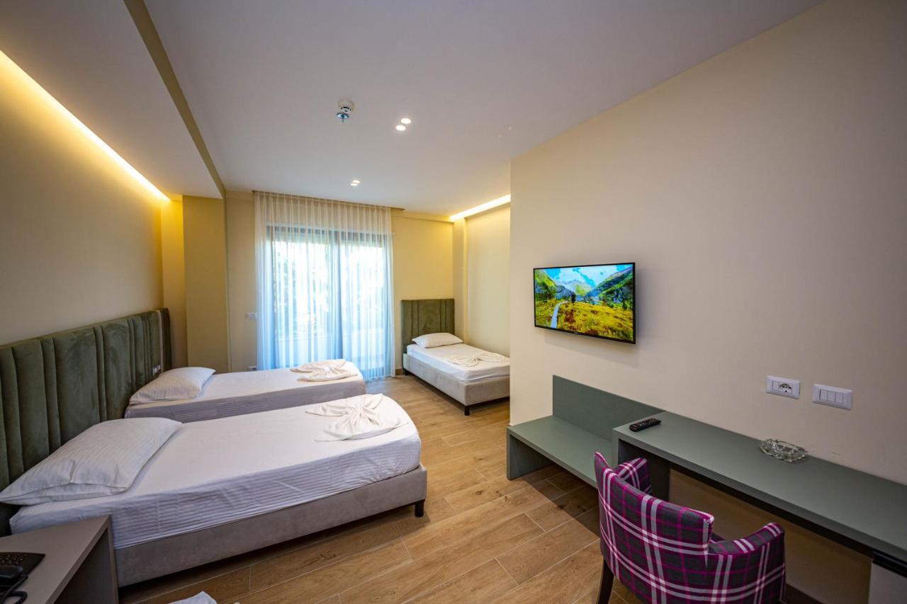 Chambre Quadruple avec Balcon - Vue Latérale sur Mer