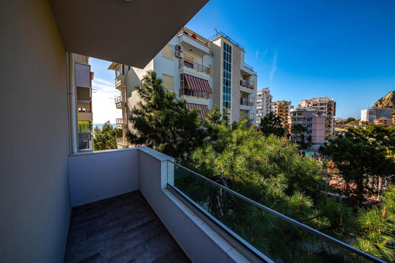 Chambre Quadruple avec Balcon - Vue Latérale sur Mer