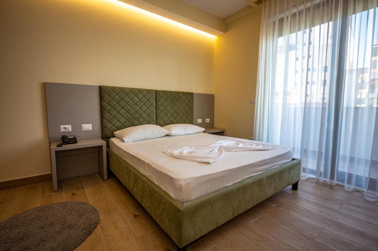 Chambre Double avec Balcon - Vue Latérale sur Mer