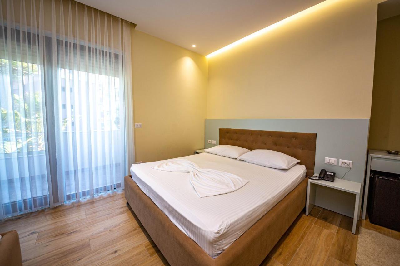 Chambre Triple avec Balcon - Vue Latérale sur Mer