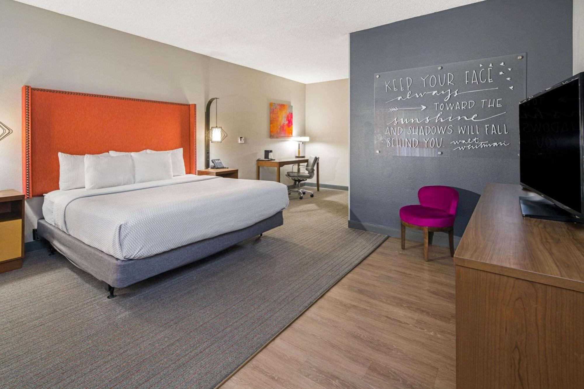 Deluxe King Room with Bath Tub - Mobility Accessible/Non-Smoking