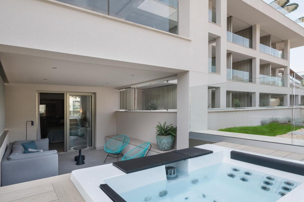 Junior Suite con bañera de hidromasaje y terraza con vistas laterales al mar