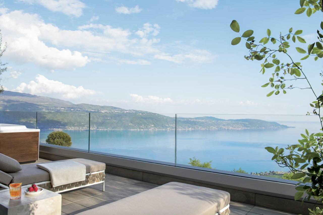 Luxury Suite with Jacuzzi and Lake View