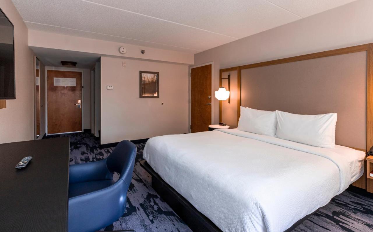 King Room with Roll-In Shower - Mobility Accessible