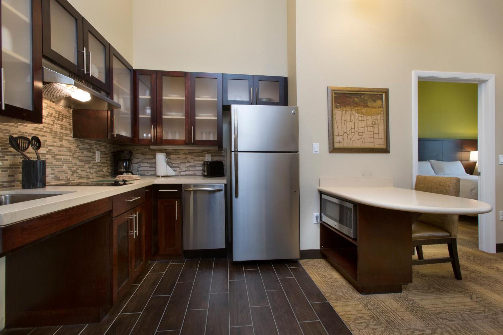 Queen Room with Accessible Roll-in Shower - Non-smoking