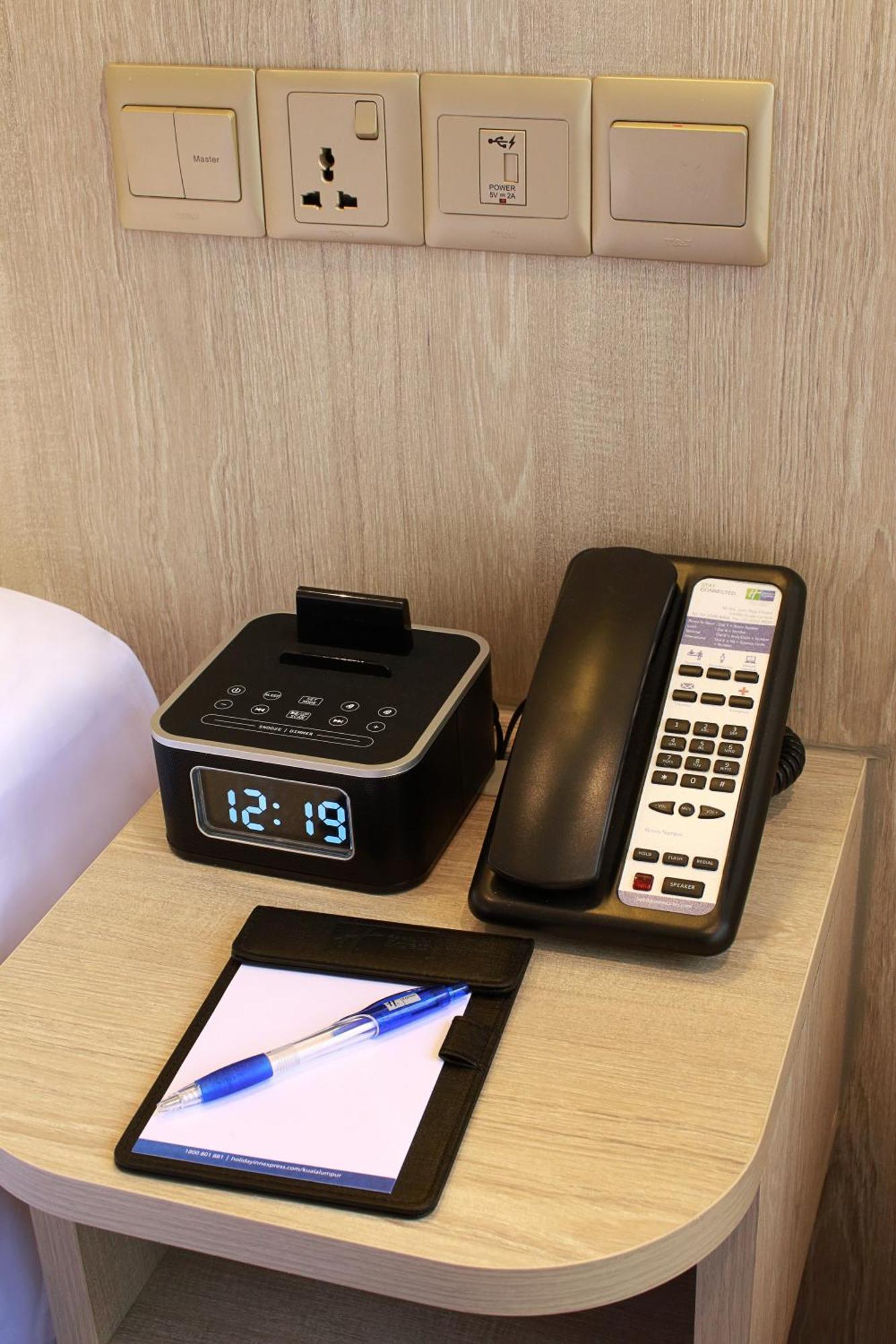 Standard Queen Room with Single Sofa Bed - Free Breakfast