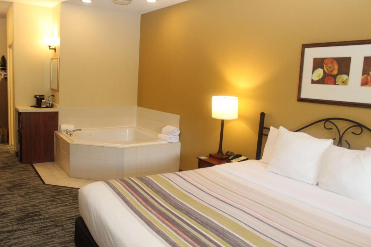 King Suite with Whirlpool - Non-Smoking