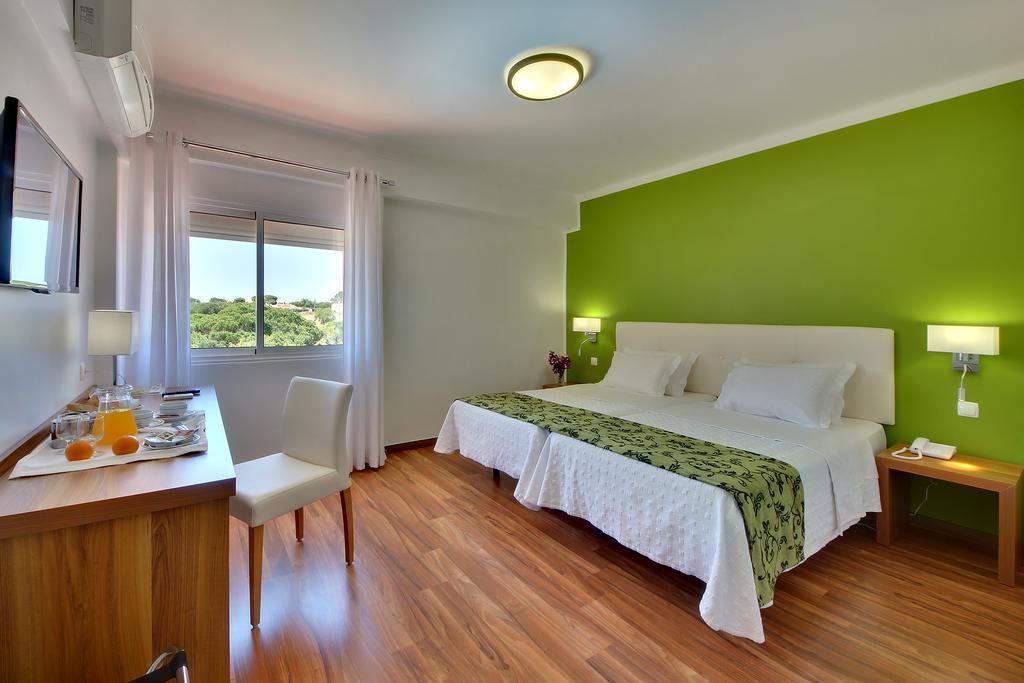 Quarto Duplo ou Twin Clássico com cama extra