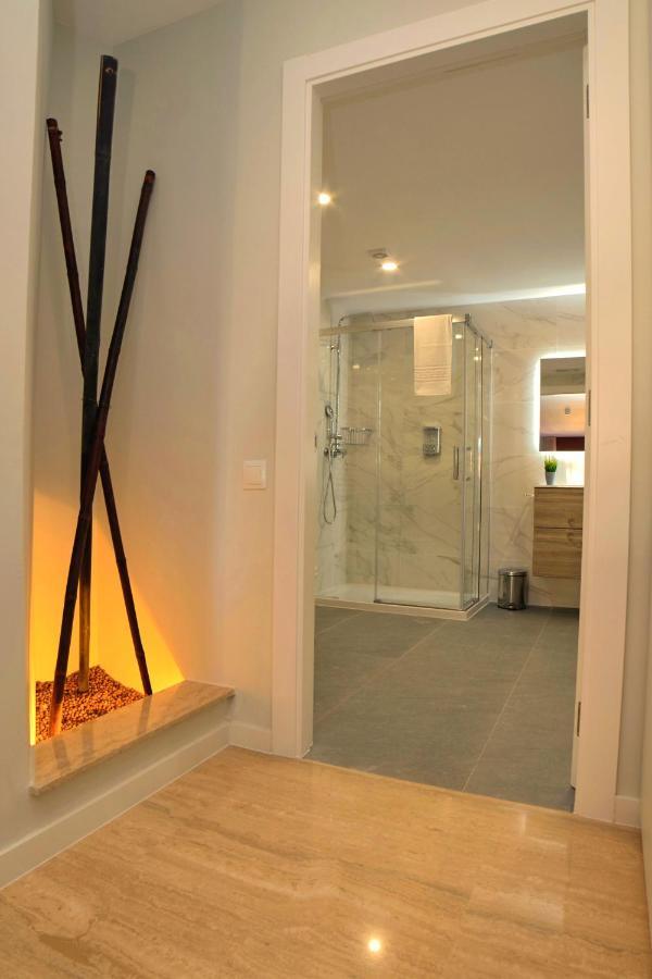 Habitación con cama grande y balcón