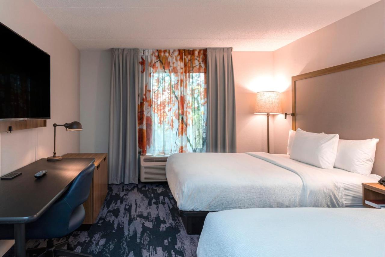 Queen Room with Two Queen Beds and Roll-In Shower - Mobility Access/Hearing Accessible