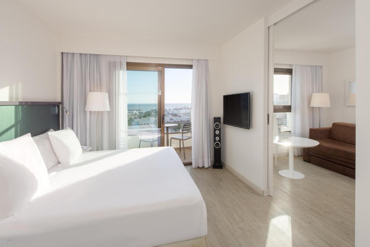 Suite Puerto Marina con vistas parciales al mar