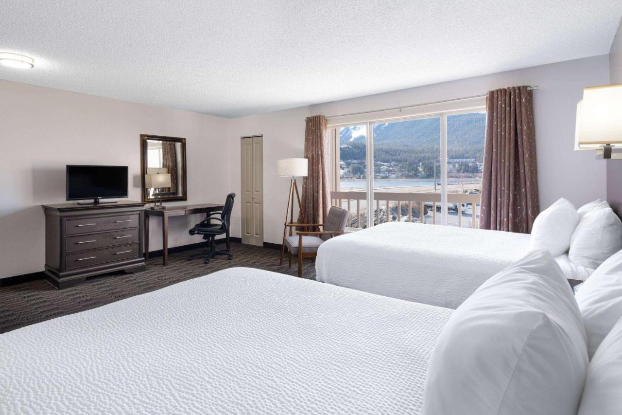 One-Bedroom Queen Suite with Water View - Non-Smoking