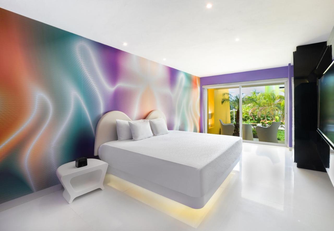 Quarto Moderno com Vista Jardim e Experiência Lúdica