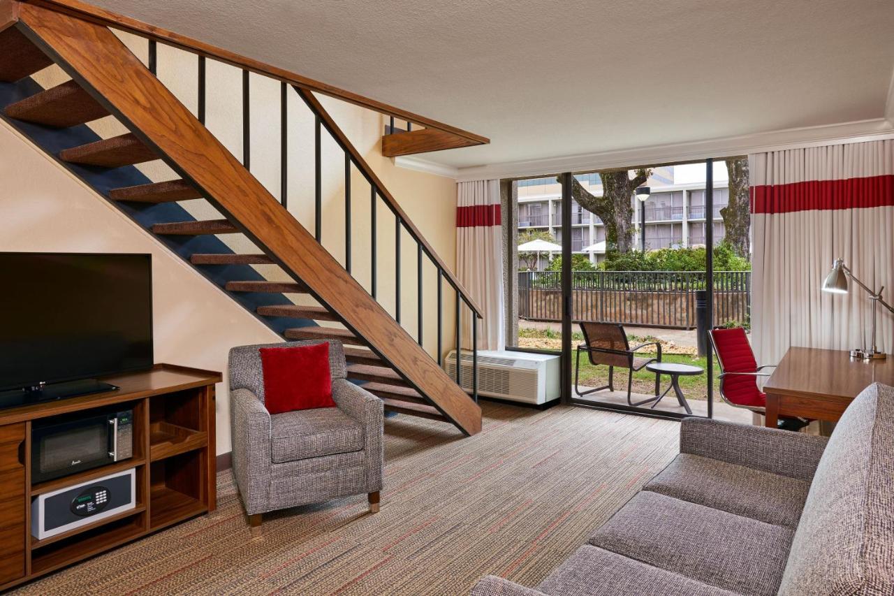 Parlor, Alternate bed: sofa bed, Pool view, Balcony