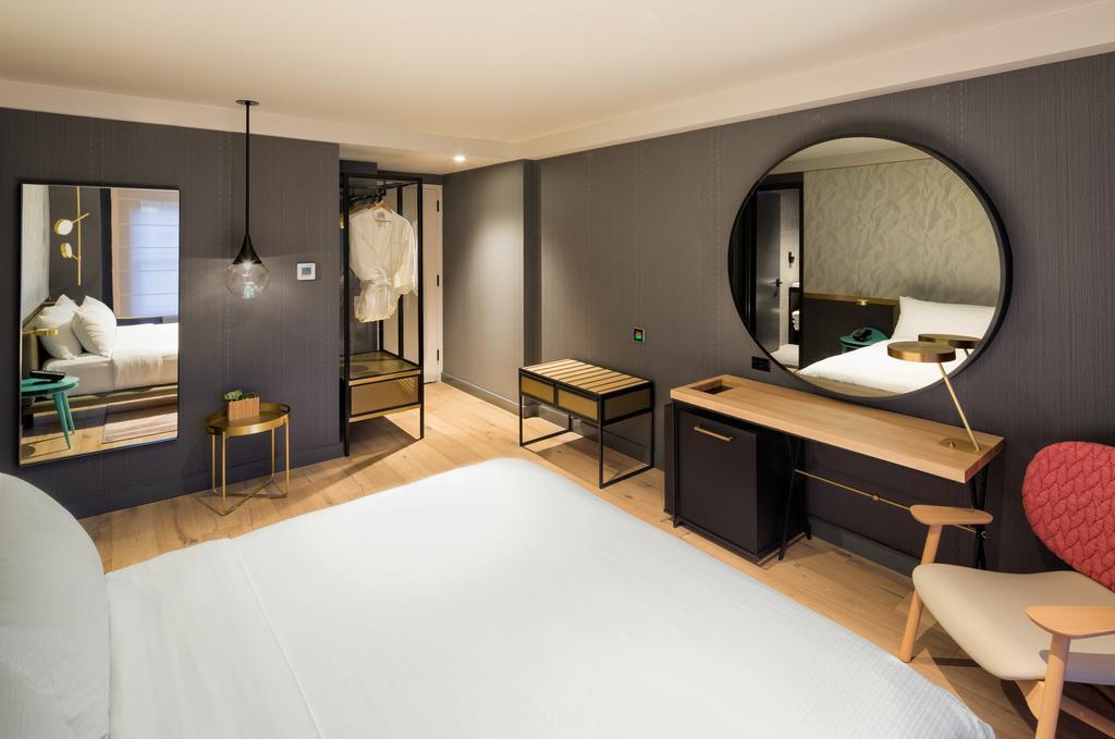 Quarto Deluxe com Cama King-size e Chuveiro Acessível a Cadeirantes - Acessível para Hóspedes com Mobilidade Reduzida