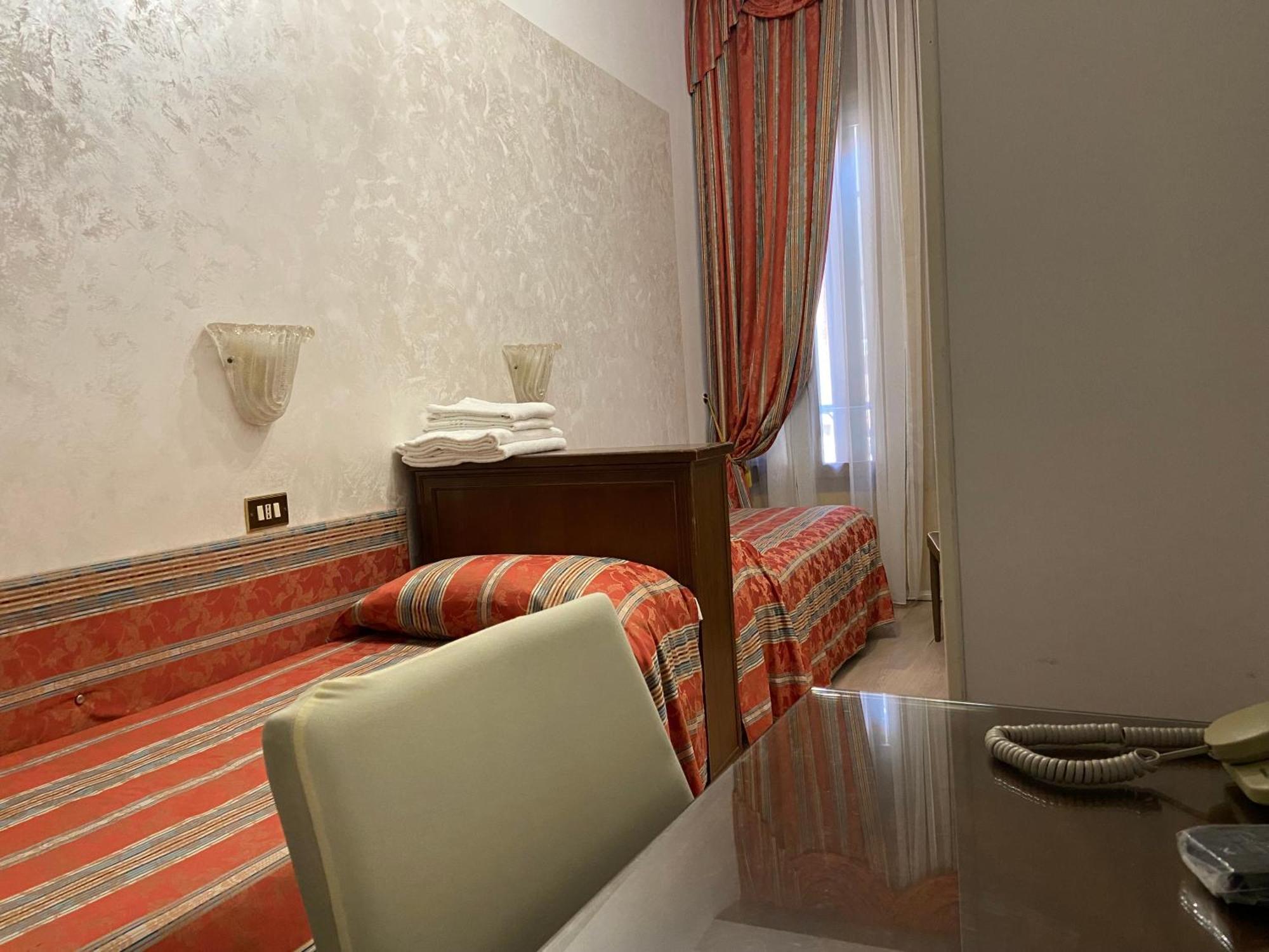 Chambre Lits Jumeaux avec Salle de Bains Commune externe