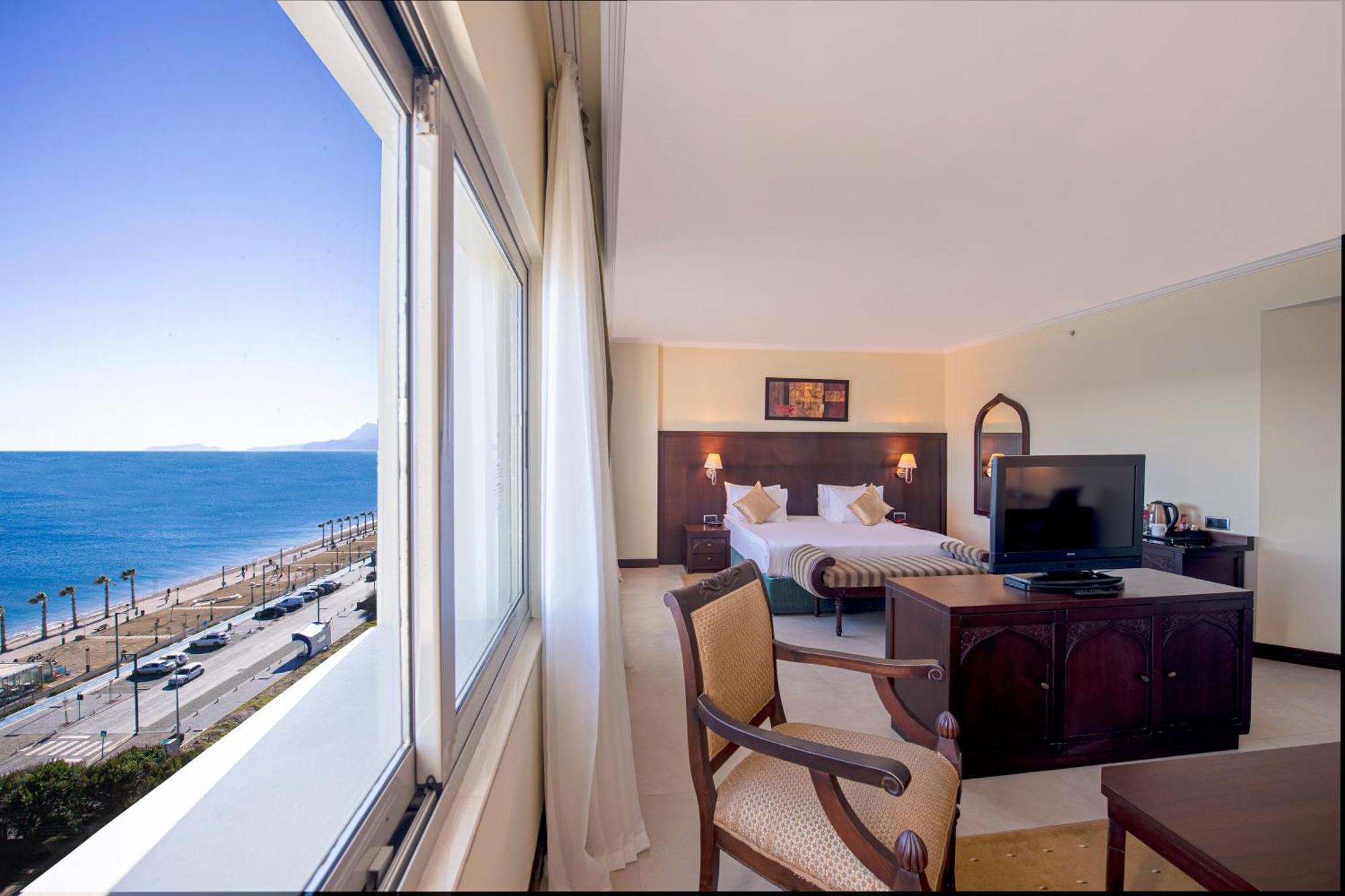 Suite Junior con 1 cama extragrande y vistas laterales al mar