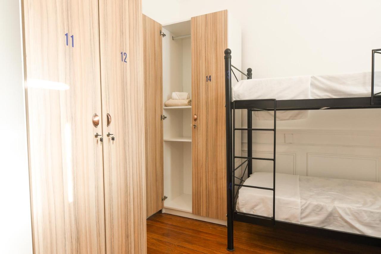 Cama en habitación femenina compartida de 4 camas