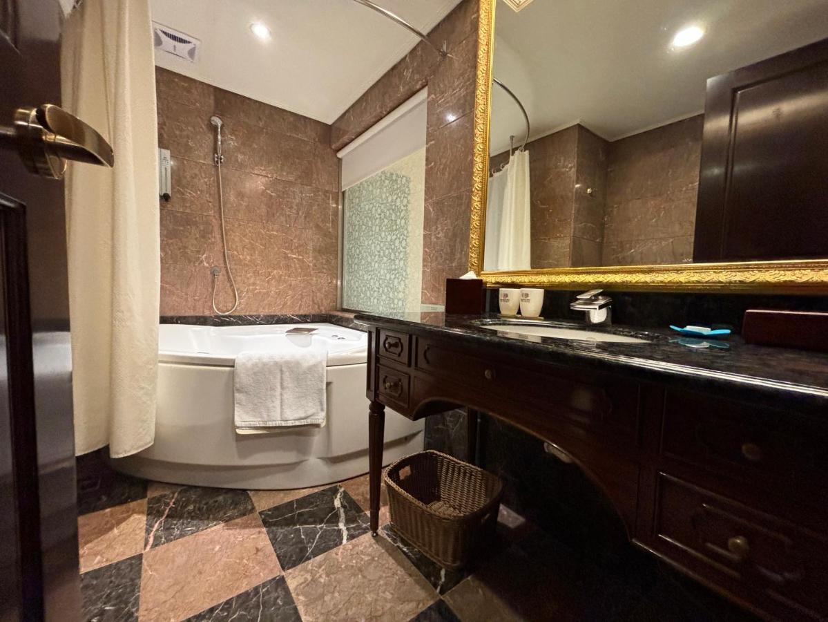 Standard Queen Room (No Window)