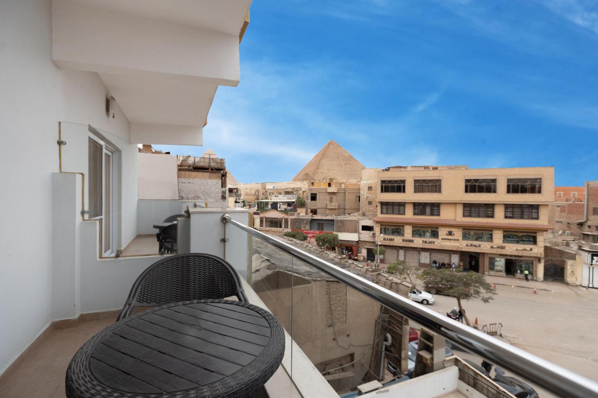 Habitación Doble Superior con balcón y vistas parciales a las pirámides - 2 camas