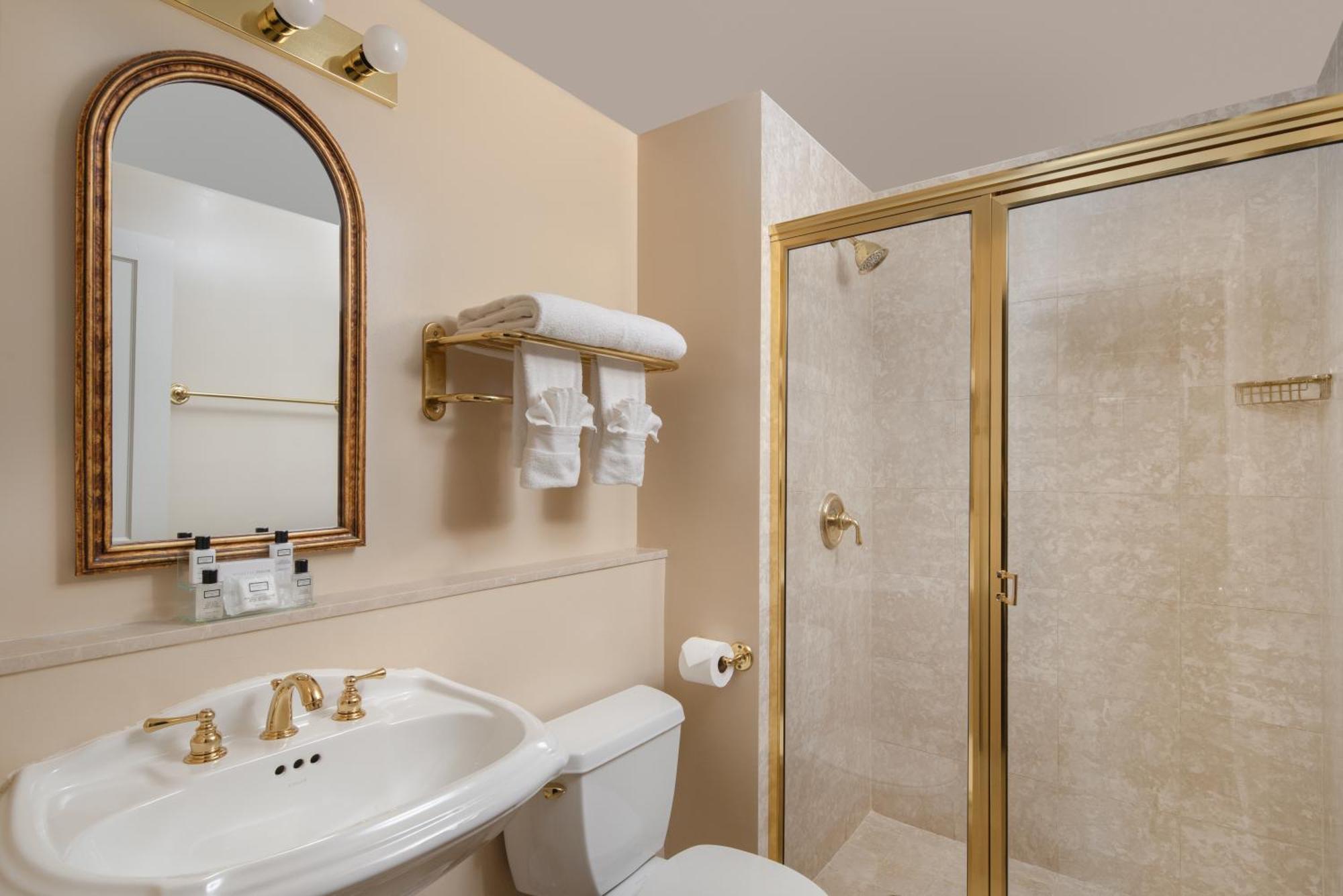 Suite con cama grande y balcón