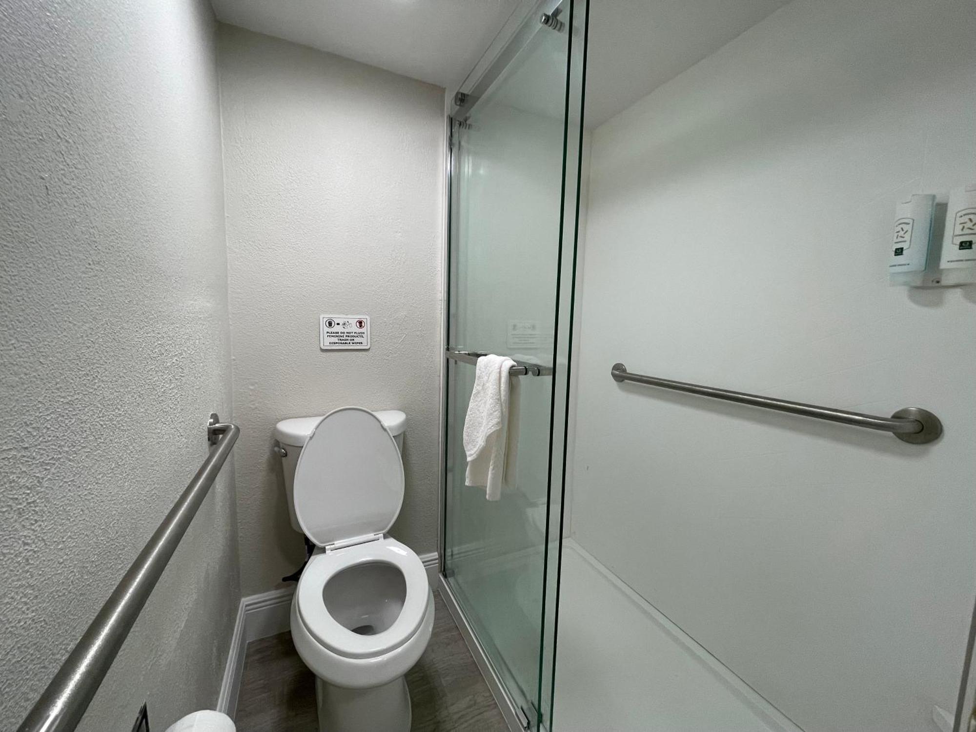 Large Quadruple Room Two Queen Beds Whirlpool Non Smoking or Ground floor or Exterior Corridor,1543936120:JPEG