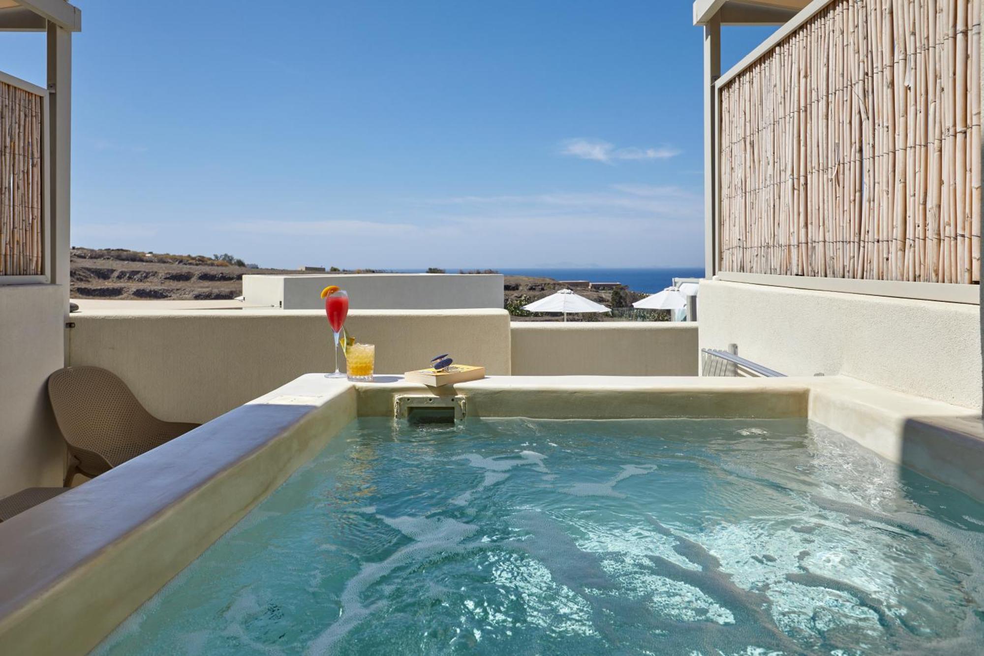 Queen Suite with outdoor heated Hot Hydromassage Tub