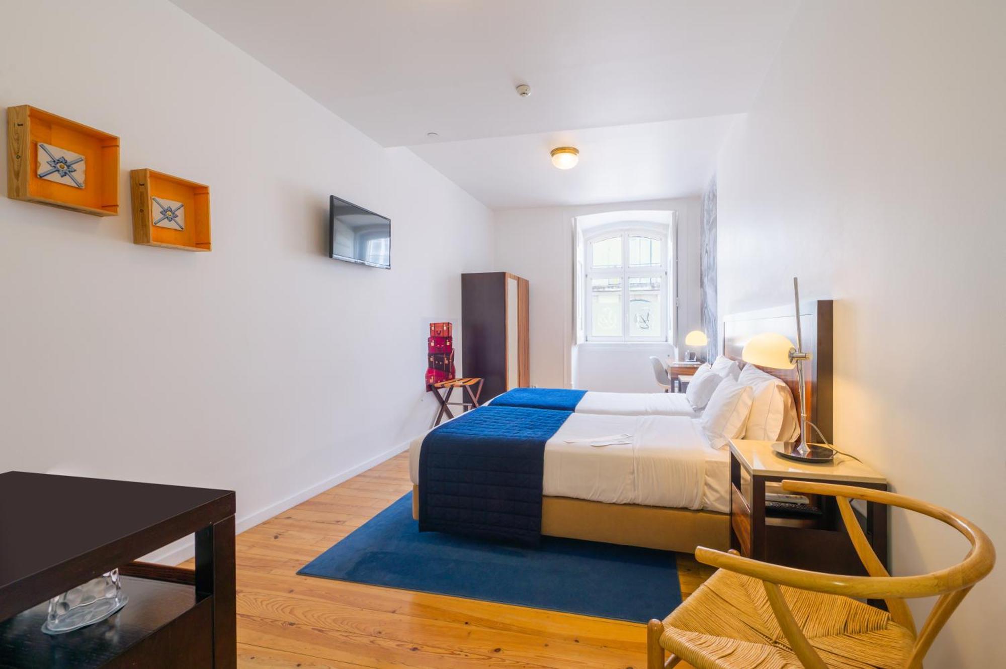 Zweibettzimmer mit Straßenblick