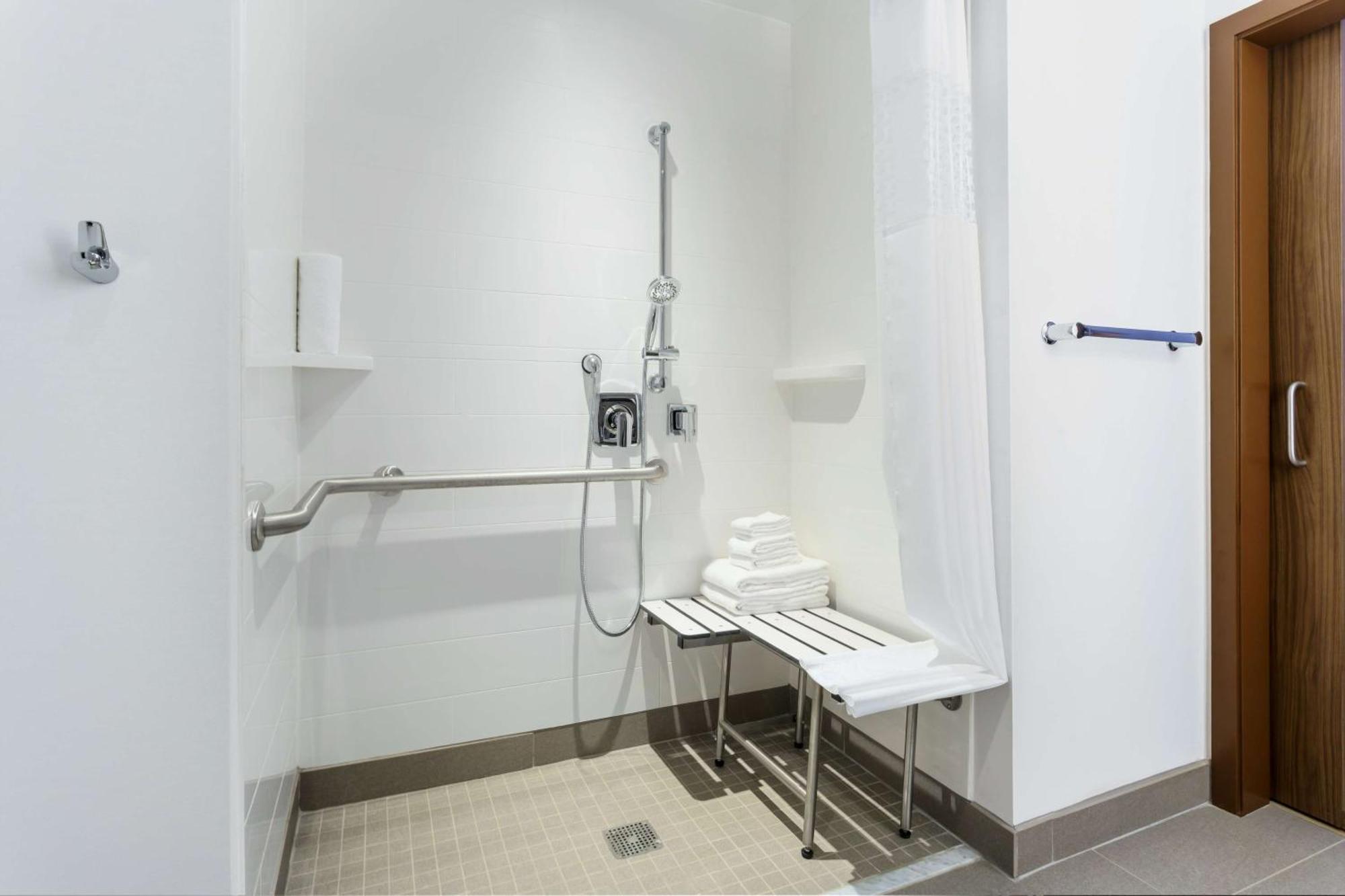 Quarto com cama king-size e chuveiro acessível a cadeirantes - Acessível para pessoas com mobilidade reduzida/deficiência auditiva