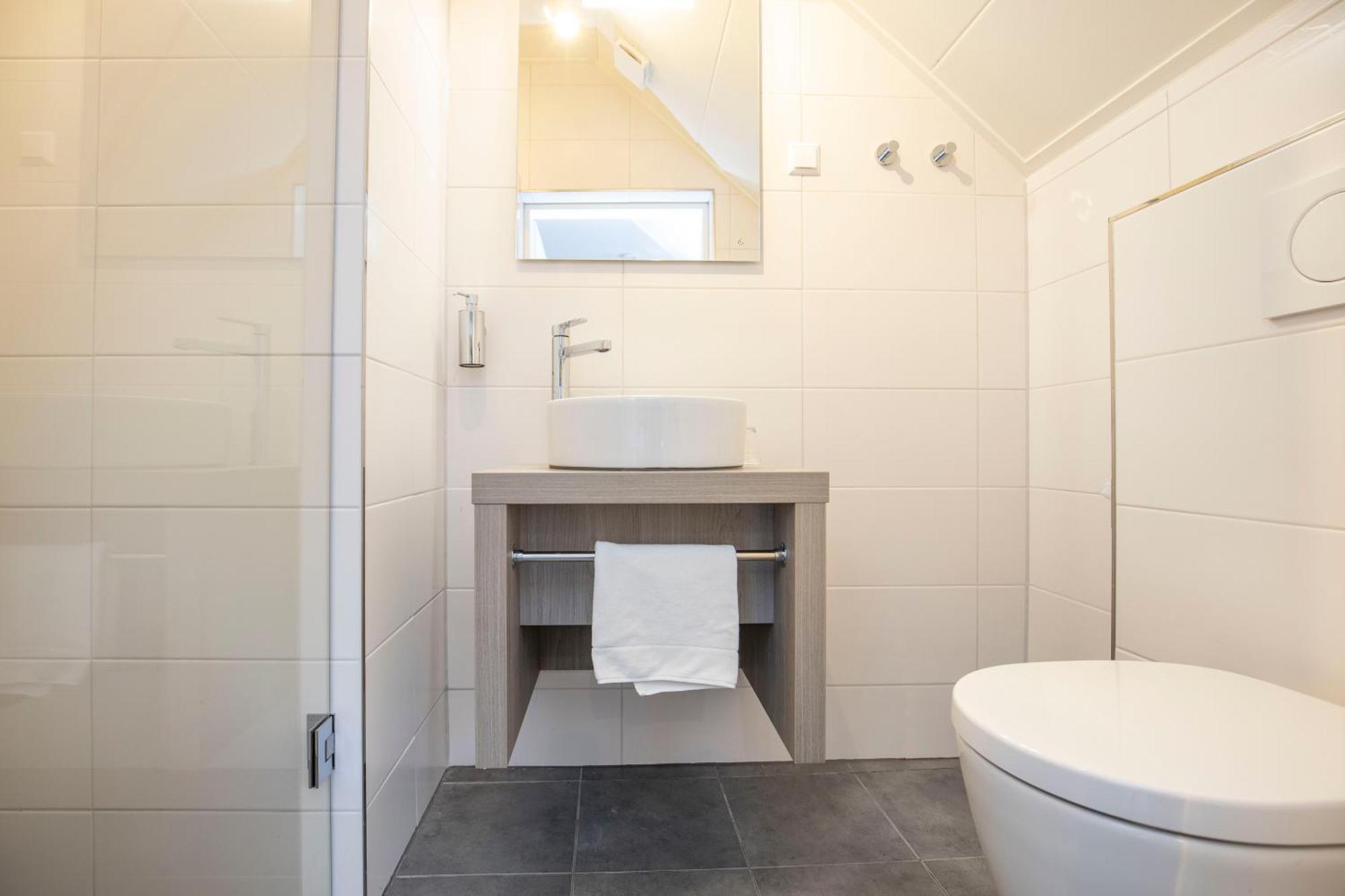 Twin Room,1550463490:JPEG