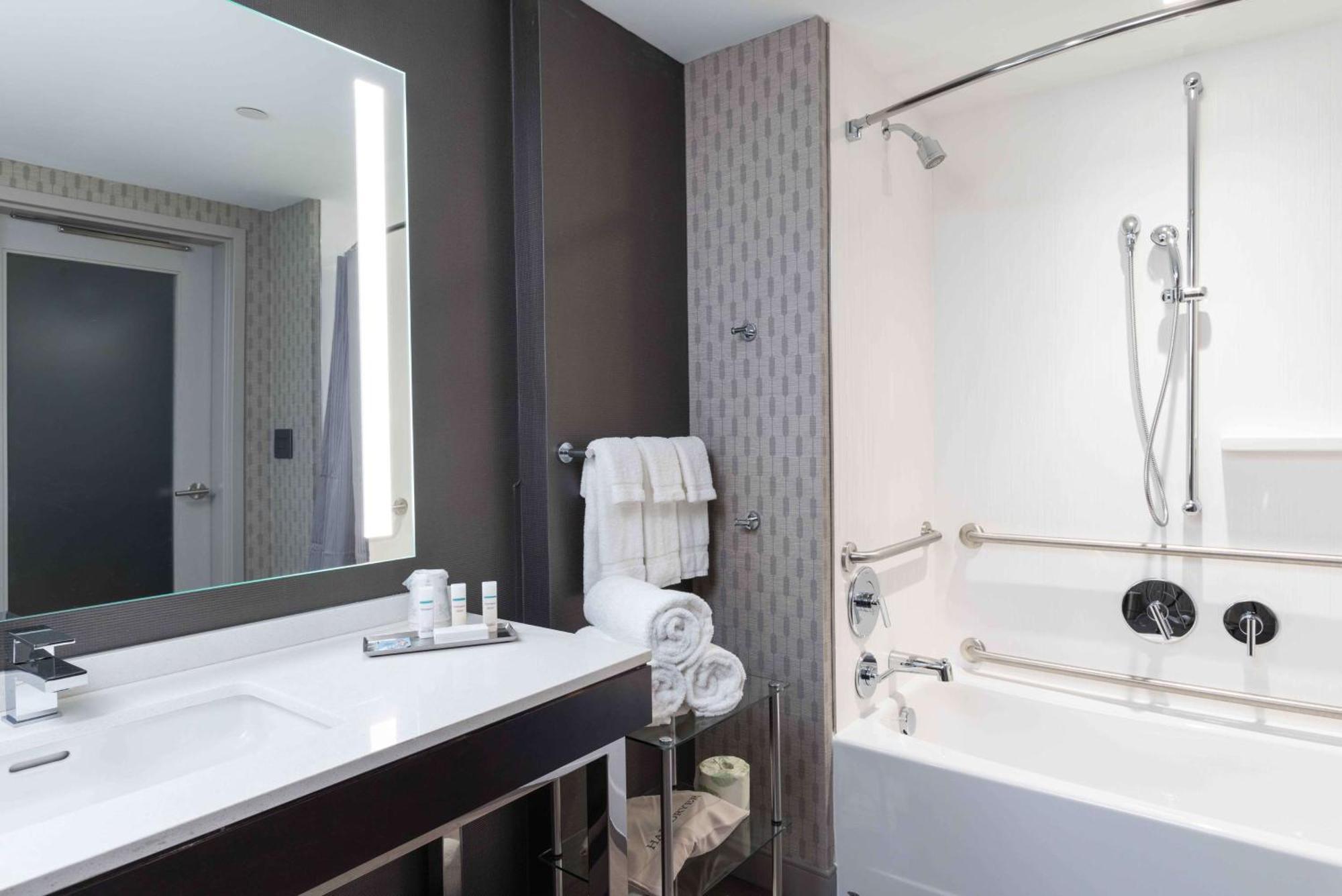 Queen Room with Two Queen Beds and View - Mobility/Hearing Access Bath Tub