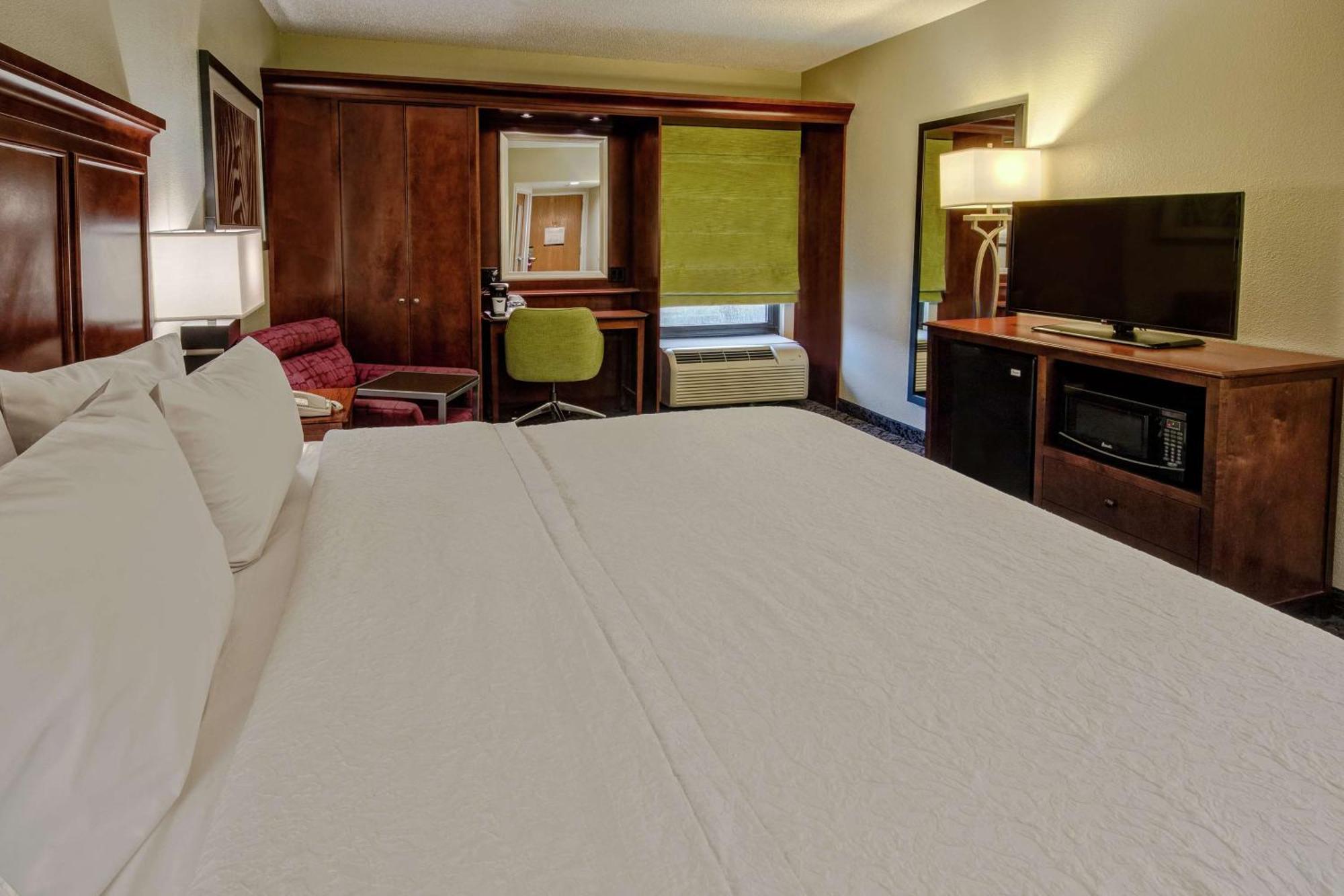 Zimmer mit Kingsize-Bett sowie Mikrowelle und Kühlschrank - Nichtraucher