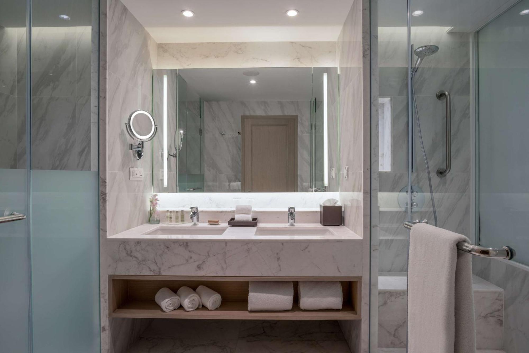 Quarto Premium com 2 Camas de Solteiro e Vista do Mar