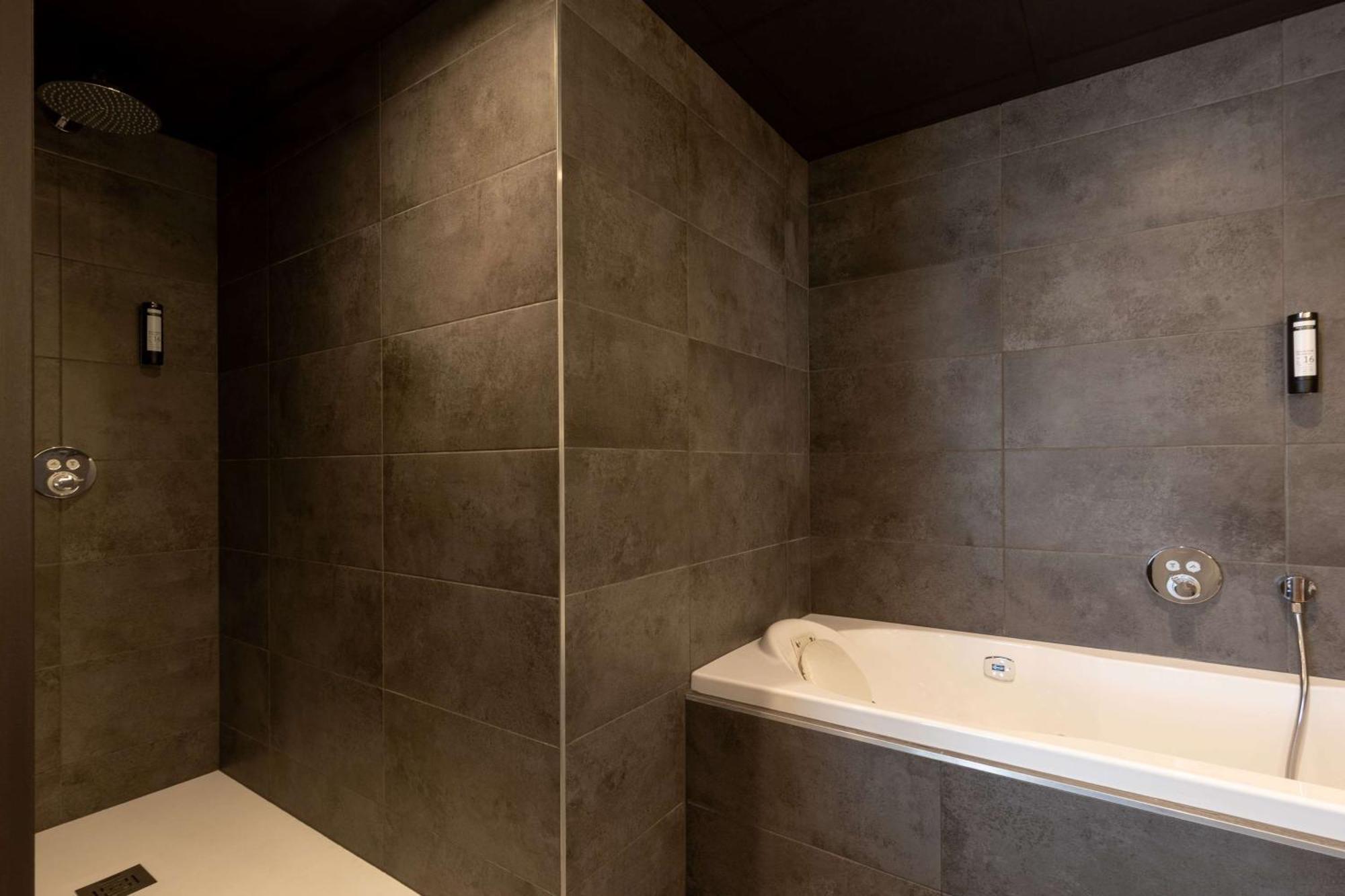 Large Premium Queen Room with Spa Bath - Non-Smoking