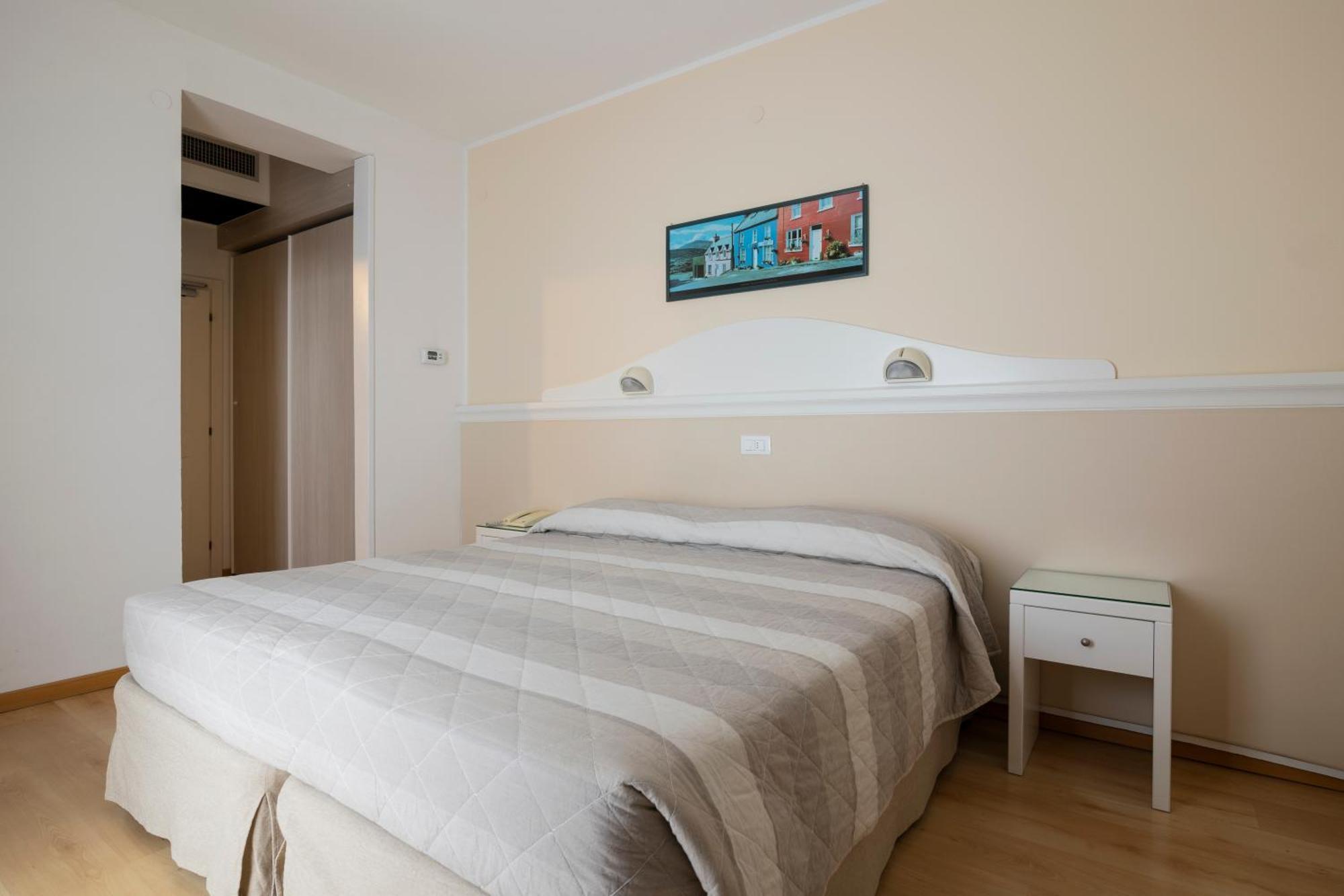 Double or Twin Room,1553556556:JPEG