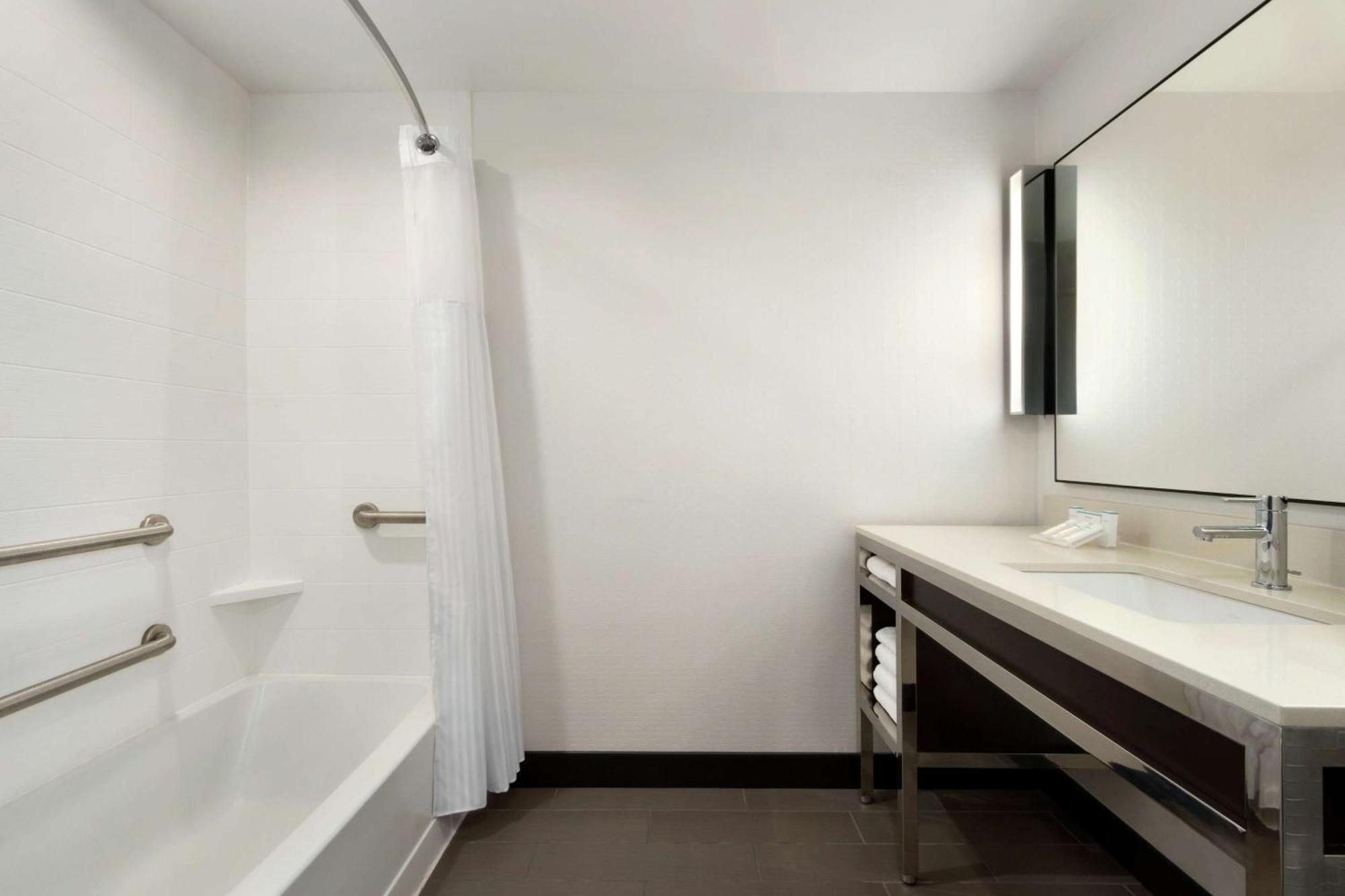 One-Bedroom King Suite - Mobility and Hearing Access Tub