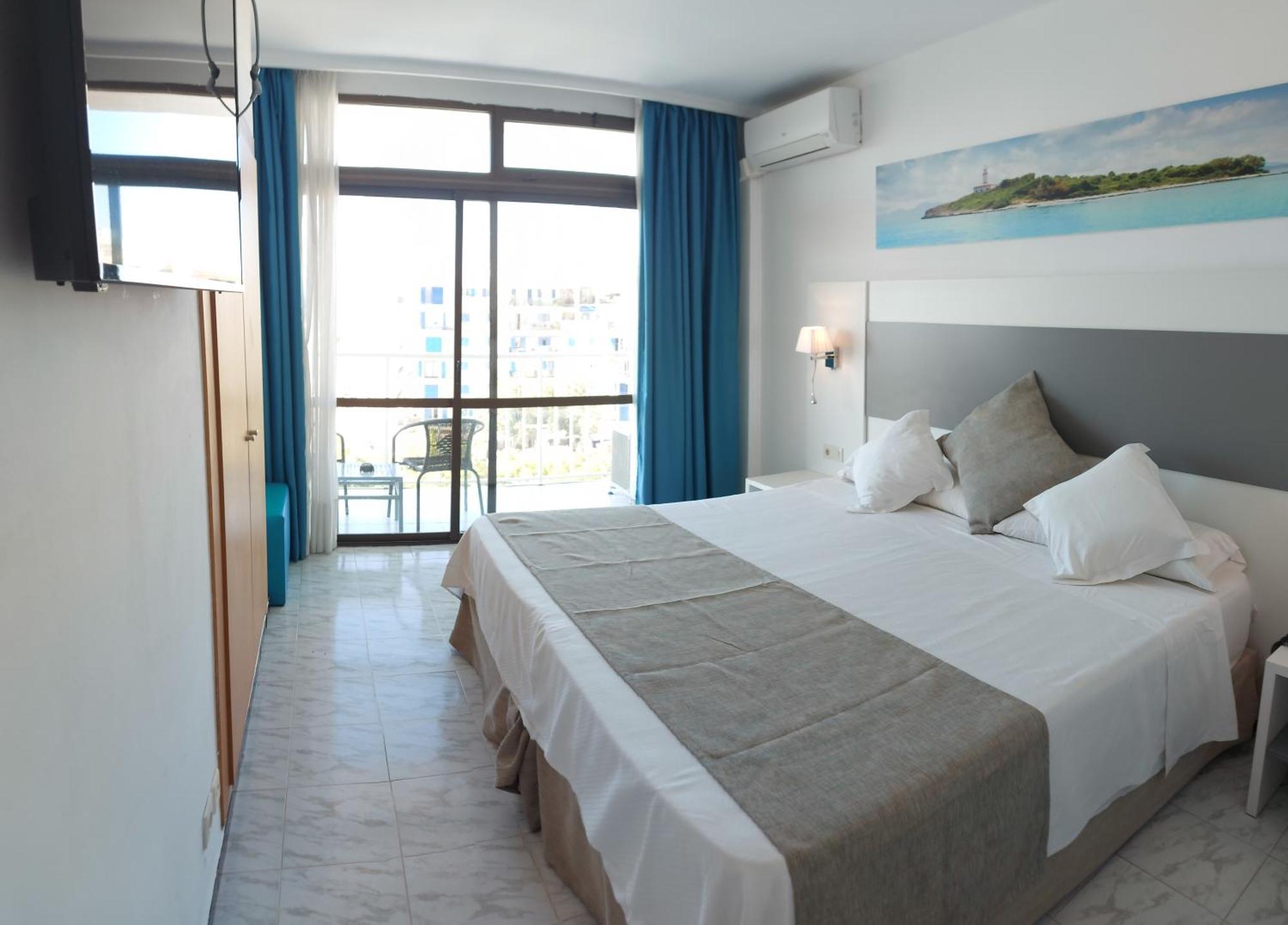 Large Premium Twin Room (2 Adults + 1 Child up to 14 years)
